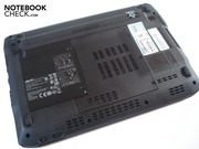 Der Gehäuseboden im geschlossenen Zustand. Zwei Abdeckungen können entfernt werden