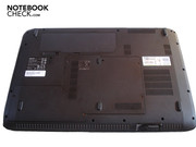 Die Bodenplatte lässt sich wie üblich nach Überwindung einiger Schrauben entfernen