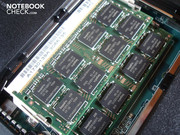 Von den vier verbauten GByte Arbeitsspeicher stehen aufgrund des 32bit Betriebssystems nur etwa drei GByte zur Verfügung. Zudem sind beide Slots bereits belegt. Der maximale Speicherausbau beträgt acht GByte