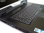 Die verbaute Tastatureinheit bietet grundsätzlich ein gutes Tippgefühl, zeigt aber einige Eigenheiten hinsichtlich Layout.