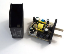 Vorsicht, im Test brach das Gehäuse des mitgelieferten Netzteils durch schräges Abziehen - Elektrisierungsgefahr!