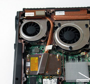 Schnell werden die beiden üppig dimensionierten Lüfter auffällig, wovon einer für die CPU und der andere ausschließlich für die Kühlung der Grafikkarte zuständig ist.