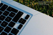Die Spieleleistung des neuen MacBook hat sich im Vergleich zum Vorgänger dank GeForce 9400M Grafik deutlich gesteigert.