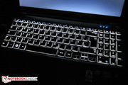 Die beleuchtete Tastatur lässt sich in 8 Stufen regeln und erleichtert die Benutzung im Dunkeln erheblich.