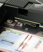 So verfügt der Laptop über eine UMTS Breitband Vorbereitung, wobei die Sim-Card über den Akkuschacht eingebracht werden muss.