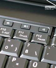 An Zusatztasten bietet das E6500 lediglich drei Buttons zur Steuerung der Soundwiedergabe.