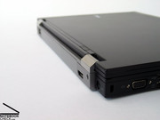 Lediglich aufgrund des Displaydeckels, der bei der Latitude Serie als schwarzer ebener Metalldeckel ausgeführt ist sind die beiden 14-Zöller zu unterscheiden.