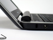 Wie ein Fremdkörper ragt der Akku aus den flachen Gehäuse hervor.