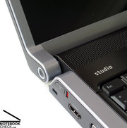 Das Dell Studio 15 bietet auch eine ganze Palette an Anschlussoptionen sowie ein Blu-Ray Laufwerk.