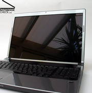 Beim Display stehen verschieden Varianten mit spiegelnder Displayoberfläche zur Verfügung, unter ihnen auch ein WXGA+ LED Panel oder ein WUXGA Display.