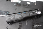 Der 6 Zellen-Akku verhilft dem Notebook zu ordentlichen Laufzeiten.