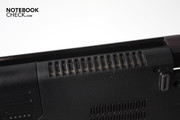 Das massive Lüftungsgitter an der Rückseite kann nicht verhindern, dass das Notebook teilweise sehr, sehr heiß wird...
