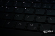 Die Tastatur ist wahlweise weiß beleuchtet zu haben.