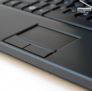 Das Touchpad zeichnet sich durch eine angenehm zu bedienende Oberfläche aus. Die beiden tasten weisen den Dell-typischen tiefen Hubweg auf.