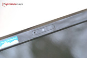Eine 1.3 MP Webcam sitzt im Displayrahmen.