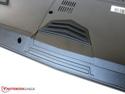 Der zusätzliche Gummifuß verbessert die Stabilität bei ausgebautem Akku.