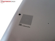 Der Gehäuseboden enthält einen kleinen Subwoofer.