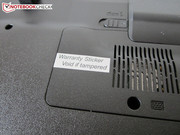 Eine Schraube ist mit einem Garantieaufkleber bedeckt.