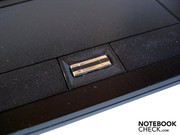 Zwischen den Touchpadtasten sitzt ein Fingerabdrucksscanner.