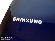Ein Samsung-Schriftzug ziert den Displaydeckel.