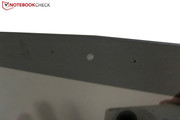 Die Webcam (2.1 Megapixel) wird von zwei digitalen Mikrofonen eingerahmt.