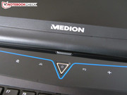 Passend zur dargestellten Linie hat Medion eine blaue Beleuchtung gewählt.