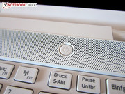 Die Stereo-Lautsprecher verbergen sich unter einem Gitter.