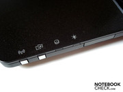 Wlan & Backup-Knöpfe, Status-LEDs und Infrarot-Empfänger.