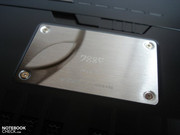 Auf dem Gehäuseboden prangt ein edles Namensschild.