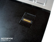 Ein Fingerabdrucksscanner ist im rechten Bereich der Handballenauflage angebracht.