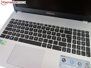 Asus stattet den Rechner mit einer guten Tastatur aus, die zudem eine Beleuchtung mitbringt.