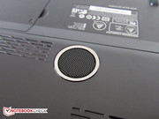 Der Gehäuseboden verfügt über einen Subwoofer.