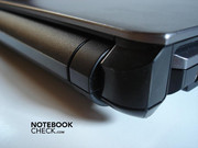 Der dicke Akku steht raus und zerstört damit etwas das gelungene Gesamtdesign