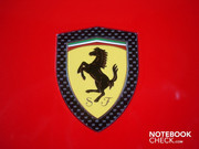 Stilechtes Ferrari-Logo auf dem Displaydeckel