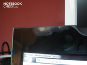 Der glänzende Displayrahmen verschmutzt extrem leicht und schnell