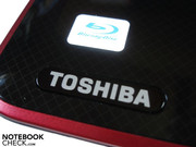 Toshiba-Schriftzug und BluRay-Logo auf der Handballenauflage