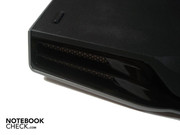 Hinter diesem Gitter (links und rechts an der Vorderseite) befinden sich die Lautsprecher