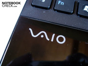 Vaio-Logo auf der extrem empfindlichen und schmutzanfälligen Handballenauflage. Nach kürzester Zeit wimmelt es nur so vor Staub und Fingerabdrücken