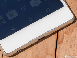 Hier ist der Abstand links von Rahmen und Glas größer als auf der rechten Seite.