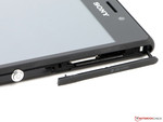 SIM- und MicroSD-Slat befinden sich unter einer Abdeckung.
