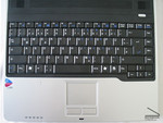 Eine angenehme Tastatur und ein gutes Touchpad charakterisieren das Osiris S607.