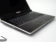Im Gegensatz zu vielen anderen leistungsstarken 15-Zoll Notebooks glänzt das Deviltech 9000 DTX mit einem überaus agil wirkenden Gehäuse.