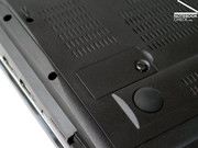 Über eine kleine Klappe an der Unterseite des Gerätes kann die Aufnahmevorrichtung für eine SimCard erreicht werden.