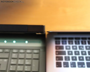 Displaydeckel der 17" HP Workstation (Dreamcolor 2) vs MacBook Air.