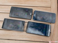 Im Freien (von oben nach unten und von links nach rechts): LG G4, Samsung Galaxy S6, Nokia Lumia 930 und LG G3.