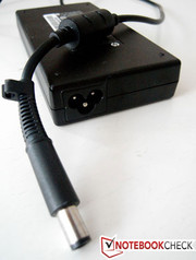 ziemlich schlanker, aber heißer 120-W-Stromadapter