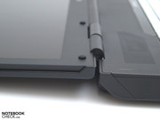 Die Scharniere überzeugen nicht, lassen aber ein vollständiges Öffnen zu