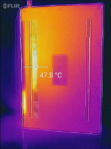 Die Infrarotkamera zeichnet auch die Temperatur durch die Kühlschlitze auf, die Oberfläche bleibt jedoch angenehm temperiert.