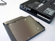 Ein weiteres interessantes Feature ist der gebotene Wechselschacht welcher wahlweise mit einem optischen Laufwerk oder aber auch einem Zusatzakku bestückt werden kann.