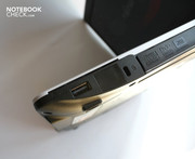 Nicht so gut gefällt uns die wabbelige Gummiabdeckung, mit der nicht verwendete Ports verschlossen sind.